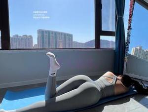 微密圈 - 120斤的小王同学的壁纸美图，红色内衣抢眼又惹人思绪。