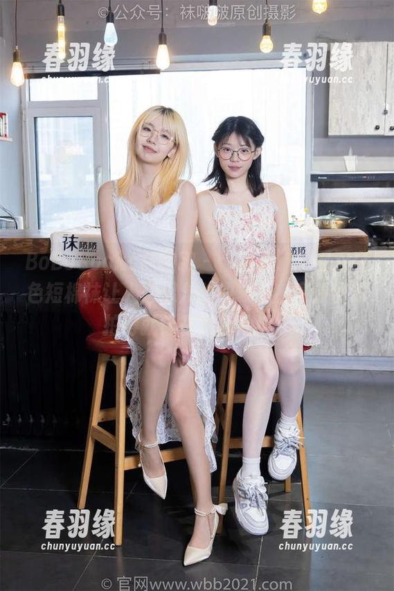 BoBoSocks袜啵啵 - “稚予”：那双白色短棉袜让人想起儿时的夏天，高清图册拍得就像在游泳池边。