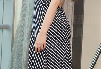 UGirls尤果网 - 总觉得沈佳熹的这组眼镜写真合集就像是在说：“看我哦，别光顾着打电动。”