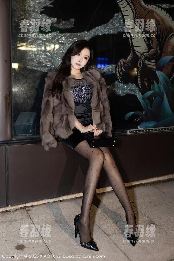 XIAOYU语画界 - 在无圣光中寻找灵感，徐莉芝Booty的职业装写真比会议桌还吸引眼球。