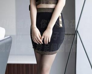 XIAOYU语画界 - 你能想象在家不出门，也能看见玥儿玥er的样子吗？原图壁纸展现了“举手投足间的慵懒”。