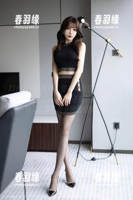 XIAOYU语画界 - 你能想象在家不出门，也能看见玥儿玥er的样子吗？原图壁纸展现了“举手投足间的慵懒”。