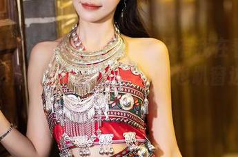 XIAOYU语画界 - 别以为只有我在看女神黄乐然的高清图册，隔壁猫也趴窗边偷瞄呢！