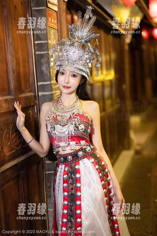 XIAOYU语画界 - 别以为只有我在看女神黄乐然的高清图册，隔壁猫也趴窗边偷瞄呢！