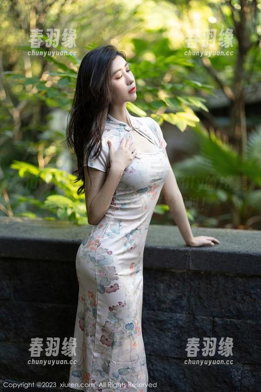 Xiuren秀人网 - 看大琪琪Emily的JK美图精选，这种风格真没见过！