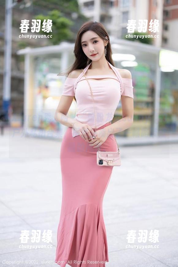 Xiuren秀人网 - “盼盼龙女sunny”的户外私拍合集，居然拼凑出了一幅略带荒诞的风景。