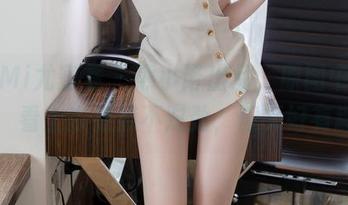 YouMi尤蜜荟 - 熊小诺出品，原图中的少女，看上去有点不对劲，但又好有趣。