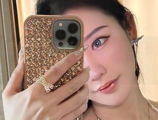 微密圈 - 定制办公室日常，不爱笑的赛琳教你如何把办公桌变身美丽造景！