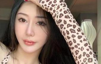 微密圈 - 比基尼的蓝，不爱笑的赛琳带来的福利，让我产生了一种“我也想扎进比基尼”的狂想！