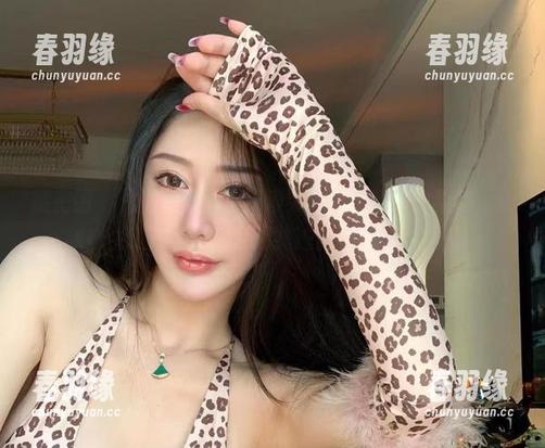 微密圈 - 比基尼的蓝，不爱笑的赛琳带来的福利，让我产生了一种“我也想扎进比基尼”的狂想！