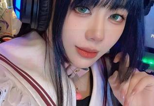 刘易斯的每个眼神都在撩拨，小心九言的美图让你也初恋了！