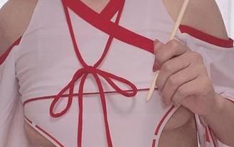 蓝色的舞台上，佳佳酱ovo如何把吊带玩得出神入化？图片里有戏