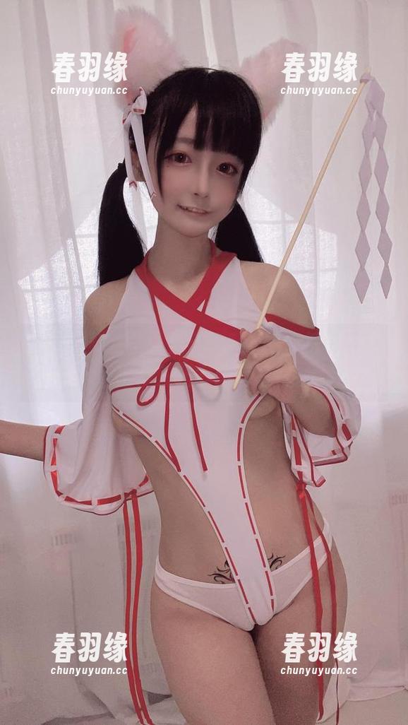 蓝色的舞台上，佳佳酱ovo如何把吊带玩得出神入化？图片里有戏