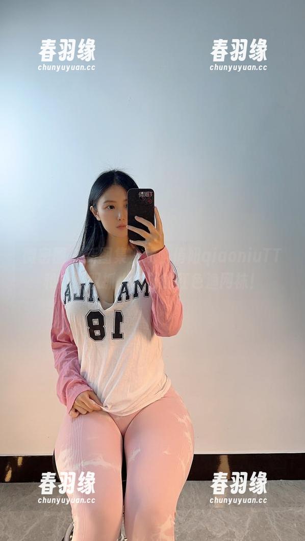 微密圈 - 新图集上线，俏妞qiaoniuTT和她那双抓人眼球的红色渔网袜！