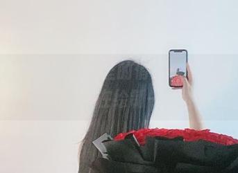 微密圈 - 制服图集里的俏妞t，她的每个姿势都像是在绘制一个谜...