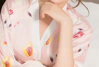 克拉女神 - 原图中的瑞莎和她的白裙，平淡里竟透出一丝云淡风轻的存在感。