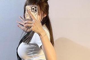 微密圈 - 兔宝妮to把教室变成了她的秀场：精选图片展示她如何在课桌上比心