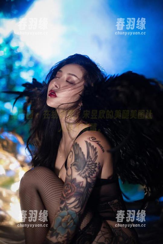 微密圈 - 在线伸展，宋昱欣的美腿美图让人目不转睛。