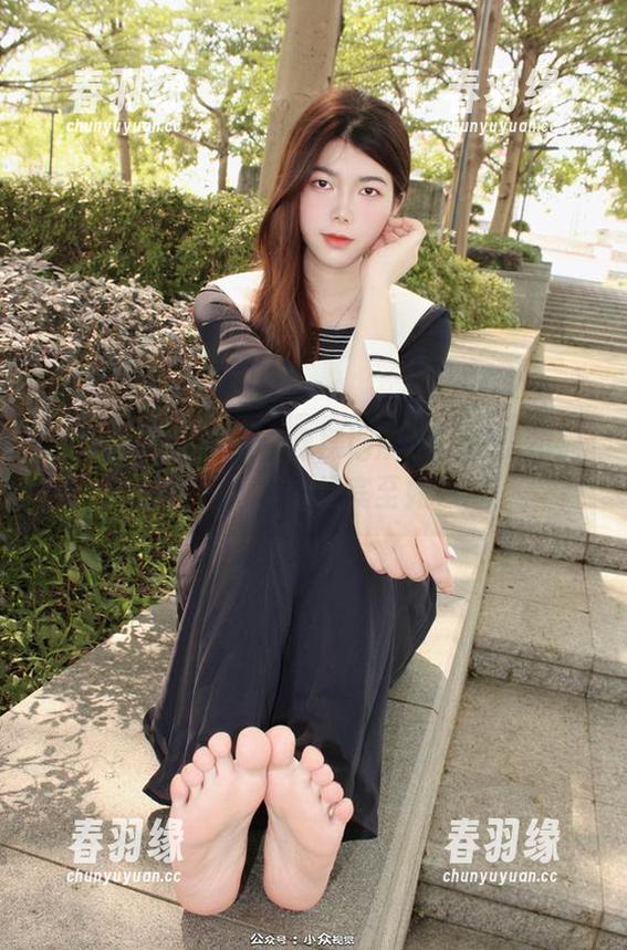 小众视觉 - 原图赤裸裸地展示了彤彤和她的白裙，真的是宾至如归！