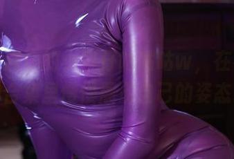 存在感满满的小容仔咕咕咕w，在礼服私拍合集里慢慢展现自己的姿态。