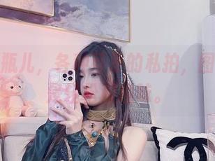 小小奶瓶儿，各种可爱的私拍，图片里满是轻松和趣味。