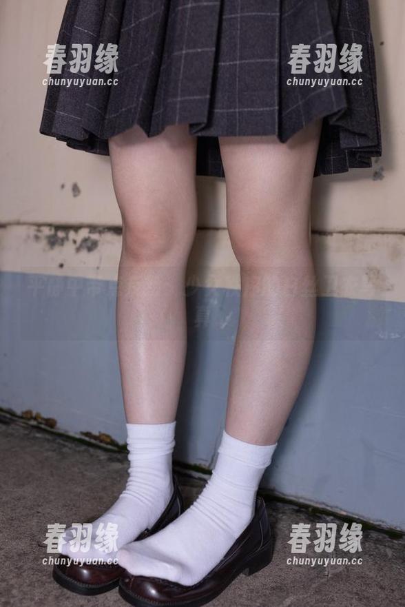 少女秩序 平静中带点反叛:少女秩序的白丝卫衣写真