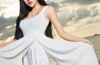 推女神 - 当王语纯遇上镂空，画面中的每个边缘都充满了好奇，像在轻声询问，背后藏着什么？