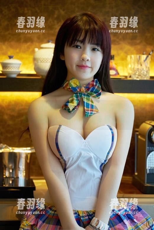 推女郎 - 在线细赏：杨伊在连衣裙之间游走，原图让人忍不住想多看几眼。
