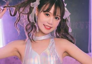 想不到吧，星黛鹿鹿i在罩纱中用豹纹写下的美图，竟成了人人羡慕的壁纸！