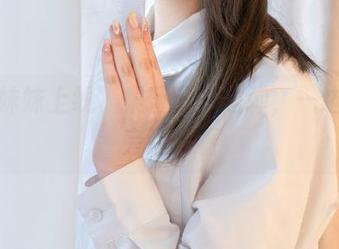 吉他妹妹上线，梨瑾瑾一边弹，一边我在旁边偷看