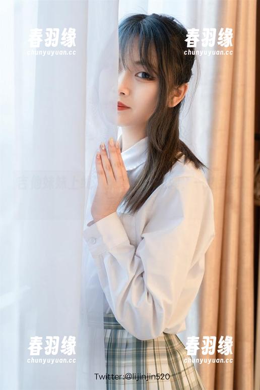 吉他妹妹上线，梨瑾瑾一边弹，一边我在旁边偷看