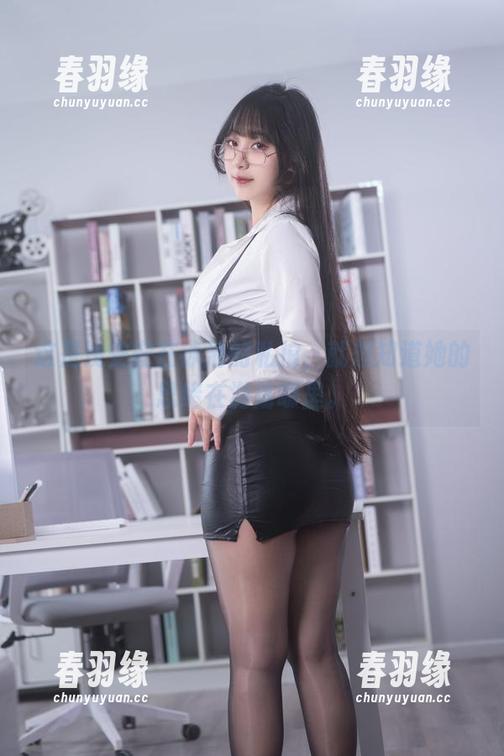 这是浅安安在泳池的私拍，就想知道她的思绪在游荡哪里。