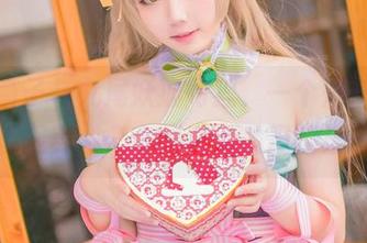 浅野菌子与九尾妖狐阿狸，一个是在照片里翩翩起舞，一个是在游戏里翻滚逃命！