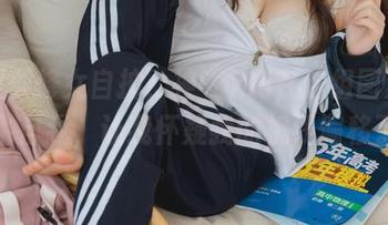 英梨梨修女自拍，神沢永莉在这组图片中放飞自我，让我怀疑我的视线偏移了。