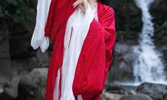 秀人网 - 在神圣之下，藏着一颗潮流心：吴怡怡修女写真合集