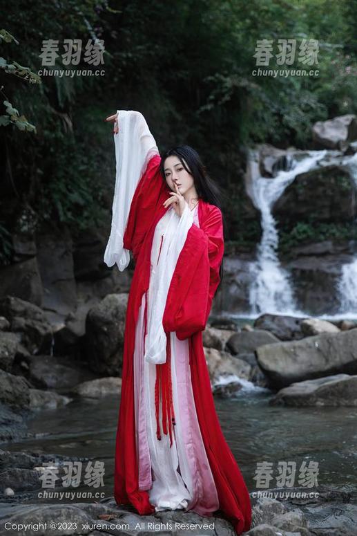 秀人网 - 在神圣之下，藏着一颗潮流心：吴怡怡修女写真合集