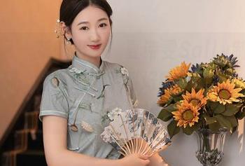 秀人网 - 新鲜出炉！夏诗雯Sally制服套图更新，让人想拍手叫好的每一张，连校徽都想给她挂上！
