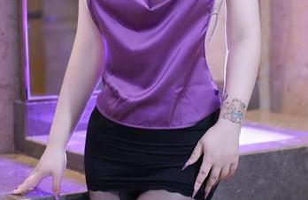 秀人网 - 伪装成模特的女友：奶瓶子的写真集带你走近这个‘隐藏版’的女神。