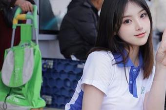秀人网 - 油田溪溪的泳池时光：美丽原图怎能少了精彩写真