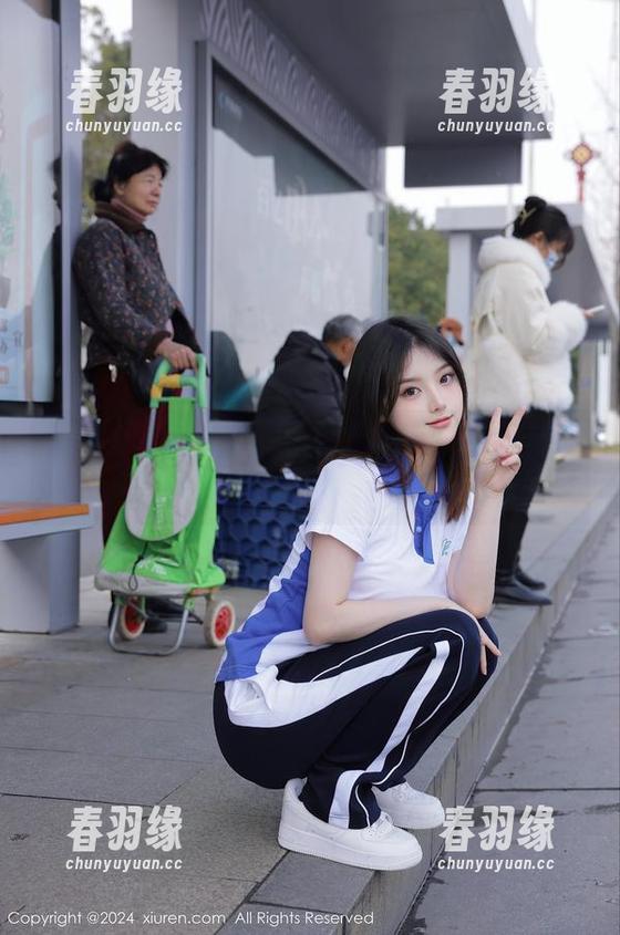秀人网 - 油田溪溪的泳池时光：美丽原图怎能少了精彩写真
