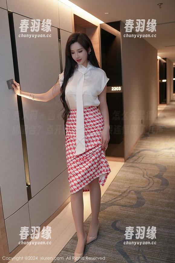 秀人网 - 西希白兔+旗袍，怎么会显得如此配合？点开图包时，我接连惊叹了几声，真有其味。