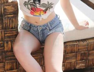 美媛馆 - 下载这套图，让久久Aimee的连衣裙陪你走天涯，哪怕只是在沙发上。