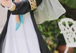下载艾西Aiwest的粉蝶花cos，小心流口水
