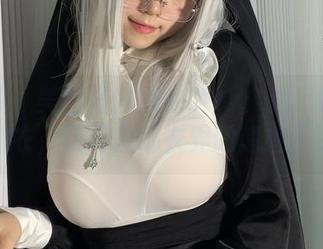 微密圈 - 美图里的葱油饼er：这已经不只是红睡衣，这可是睡衣界的超级巨星啊！
