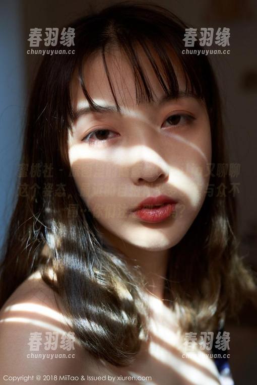 蜜桃社 - 原图里的陆萱萱Cecilia又聊聊这个姿态，最近的自拍似乎多了点与众不同…你们注意到了吗？