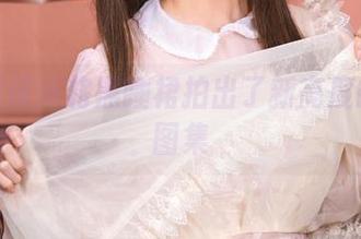 看！蠢沫沫将黑睡裙拍出了新高度的写真图集