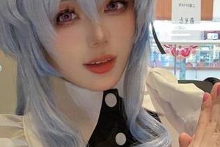 打开阿九从不咕咕的图包，碧蓝航线让人产生的随想开始飞了。