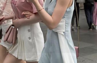 魔镜街拍 - 图库专属：白色吊带连衣裙搭配黑丝被婷婷穿上，跟你们说，连美腿都在叹气！