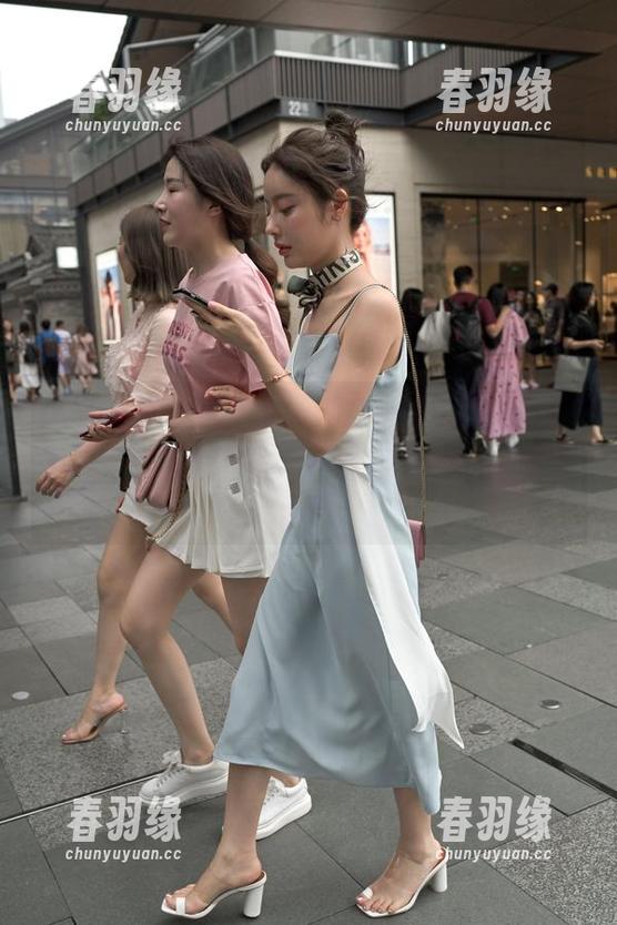 魔镜街拍 - 图库专属：白色吊带连衣裙搭配黑丝被婷婷穿上，跟你们说，连美腿都在叹气！
