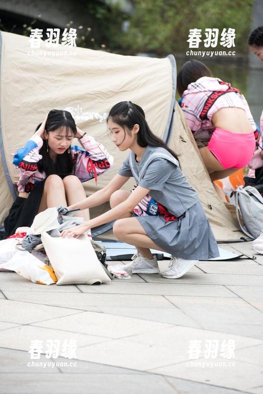 魔镜街拍 - 日常合集，艾小青教你如何优雅地蹲在家里——下载我就不信你能拒绝。